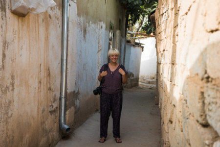 Nhiếp hình gia đi vòng loanh quanh cầm giới đặt chụp hình chân dung bè xinh xẻo