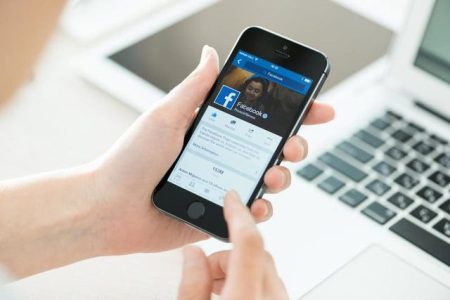 Facebook, Youtube phải loại vứt nội dung vi phạm muộn nhất sau 3 bây giờ