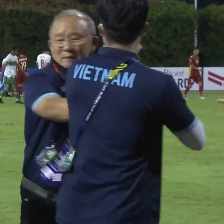 [Khoa học và công nghệ] Dân mạng Việt chế ảnh châm biếm lối đá bạo lực của đội tuyển Indonesia