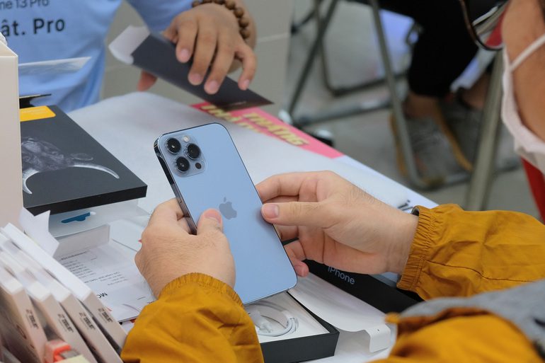 [Khoa học và công nghệ] iPhone 13 Pro Max giảm giá, nguồn cung dần ổn định