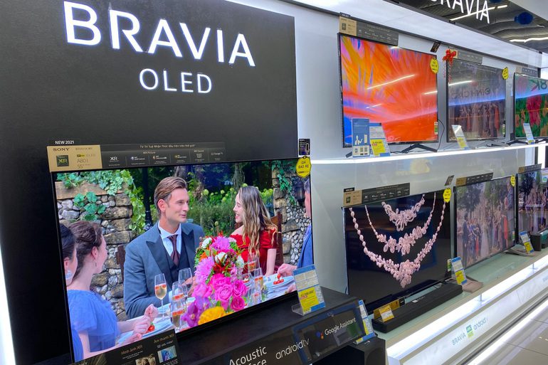 [Khoa học và công nghệ] Thị trường sôi động, TV giảm giá chục triệu đồng dịp cuối năm